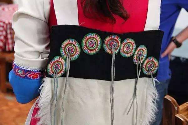 仍具有鲜明的民族特色. (工艺) 纳西族妇女服饰