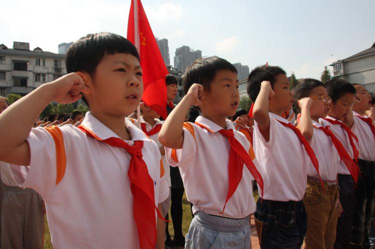 今天是"六一国际儿童节",许多学校的少年要在这天佩戴红领巾,也有