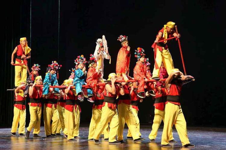 曲调华丽,流畅,舒展,表演粗犷有力,具有农民艺术的特色——"浦江乱弹"