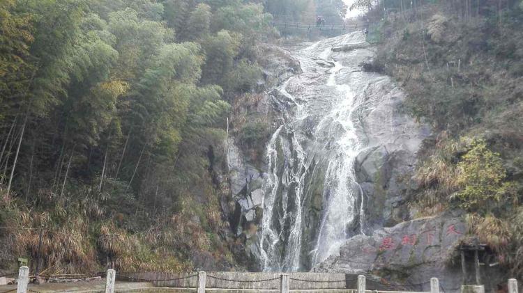 【名胜概览】   相思山   相思山在岳阳县东北部,与湖北通城接壤