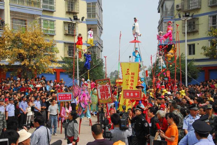 渠县三汇彩亭会,以抬彩亭,祭拜"三圣娘娘"为主,热闹非凡,赛似过年