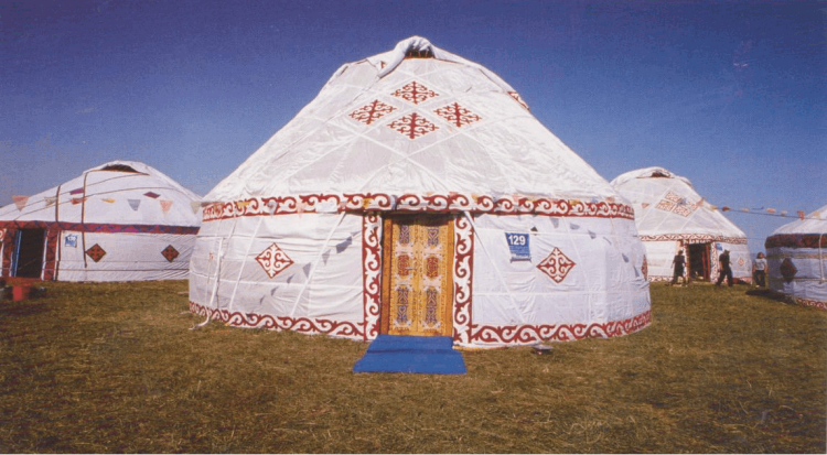 在冬营地搭建固定的土木结构房屋,树枝条编制的房屋也是哈萨克族先民