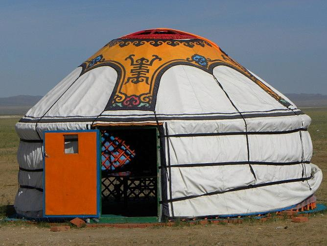 哈萨克毡房,与蒙古包外形近似,其实是有区别的