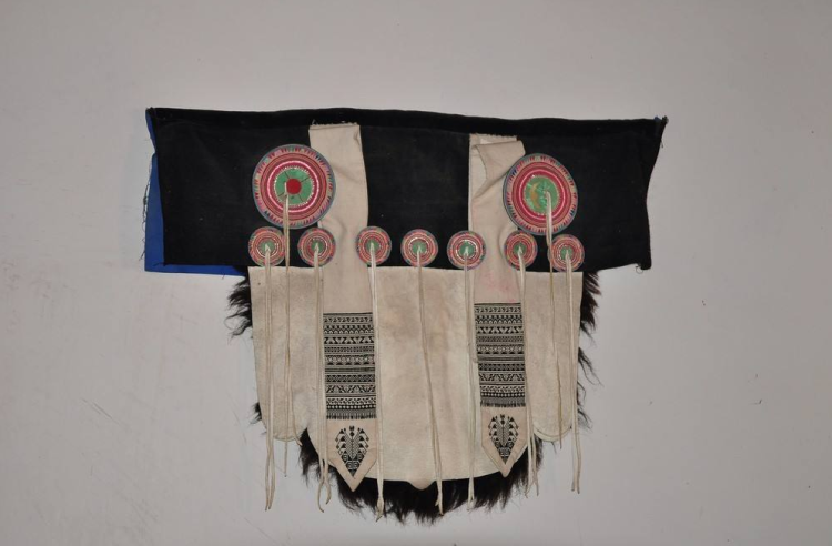 纳西族妇女背披的羊皮披肩,竟然代表北斗七星,被称"披星戴月"