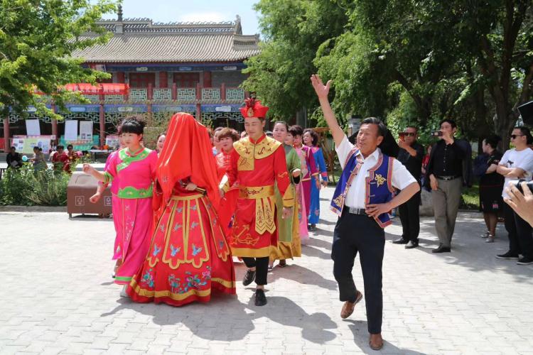 锡伯族原居东北地区,乾隆年间清廷征调部分锡伯族西迁至新疆以充实