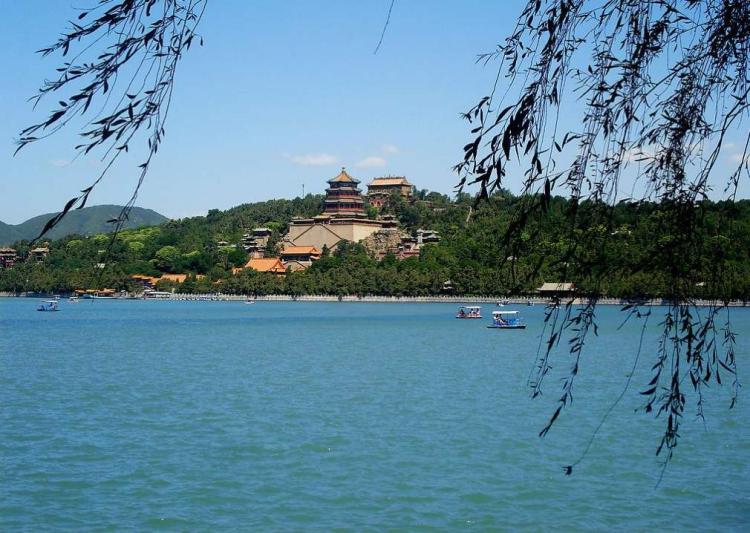 颐和园里的昆明湖,原来是照着杭州西湖的样子改建的