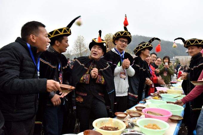 彝族人的春节—彝族年,祭祀,庆贺,也是彝族青年男女谈情说爱的好