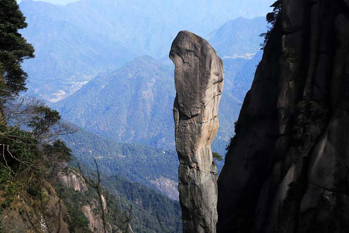 江西三清山,石峰成奇景.其中有"三绝",就在本文中