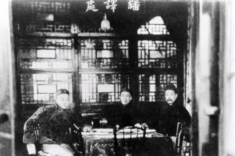 徐寿(右),华蘅芳(中)和徐建寅(右)在翻译馆的合影