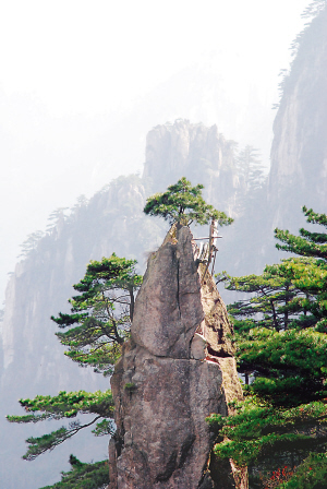 黄山北海景区的这座尖峰被人形象地冠以"梦笔生花"之名