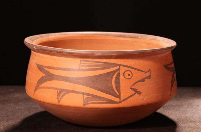 在我国多处母系氏族社会遗址出土的陶器上,都绘有或刻有鱼纹.