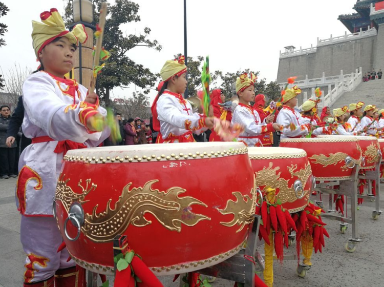 鼓点仿佛骤雨急落,铙钹好像飞雪漫舞,跳跃舞姿优美动人——蛟龙转鼓