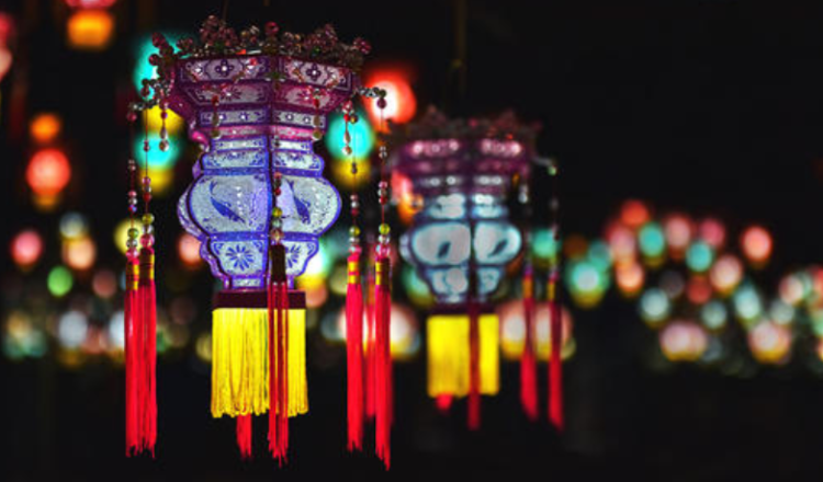却由形状各异的纸质灯片粘接而成——仙居针刺无骨花灯