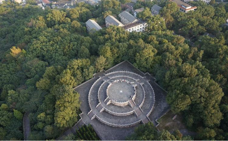 此坛虽小,一样的象征着天圆地方,颇具王者气象.