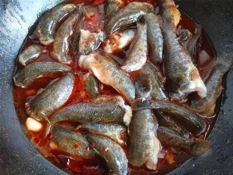 产自我国东北的老头鱼,用这种方法做成菜才有浓郁的酱香味道