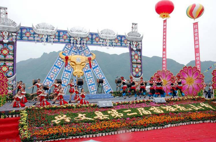 苗族"花山节",为何要以倒爬花杆的绝活竞选"花杆王"?