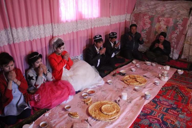 馕,不仅是日常食用和招待贵客的美食,也是新疆人结婚仪式上必不可少的
