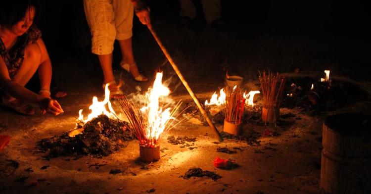 民间在中元节当天会举行一些祭祀活动,拯救孤魂野鬼,这应当与地官的赦