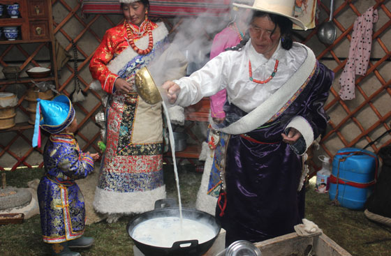 蒙古人喝奶茶图片