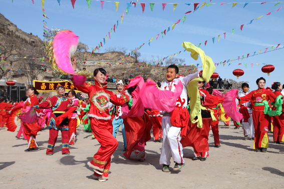 街头节日表演临县伞头秧歌是一种街头或广场表演的大型民间歌舞艺术
