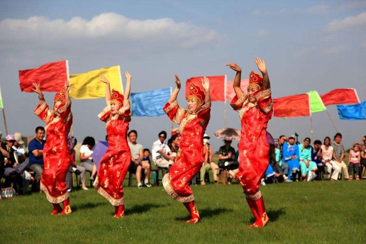 少数民族节日·达斡尔族1 祭祀敖包,解囊相助,敬老献肉