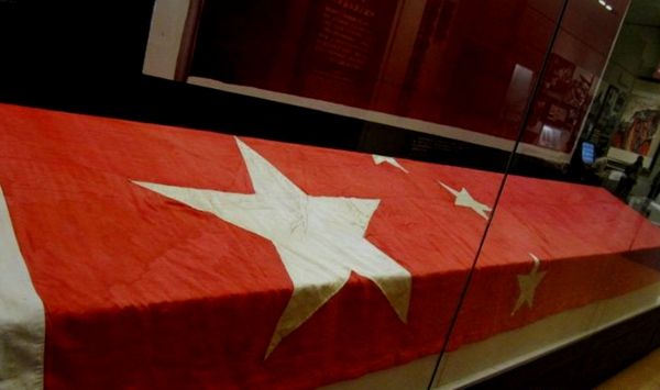 新中国开国大典天安门升起的第一面五星红旗