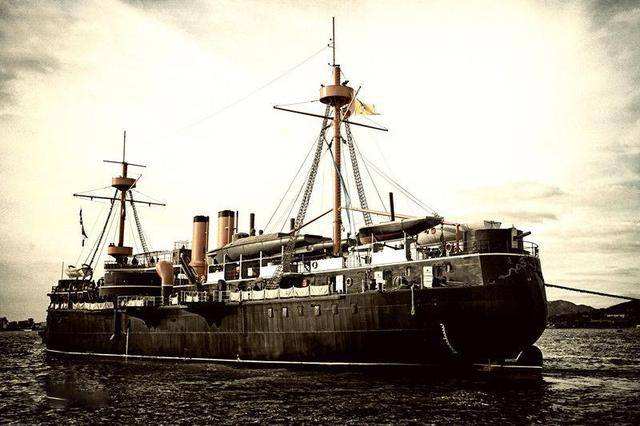 世界上第一艘铁甲舰图片