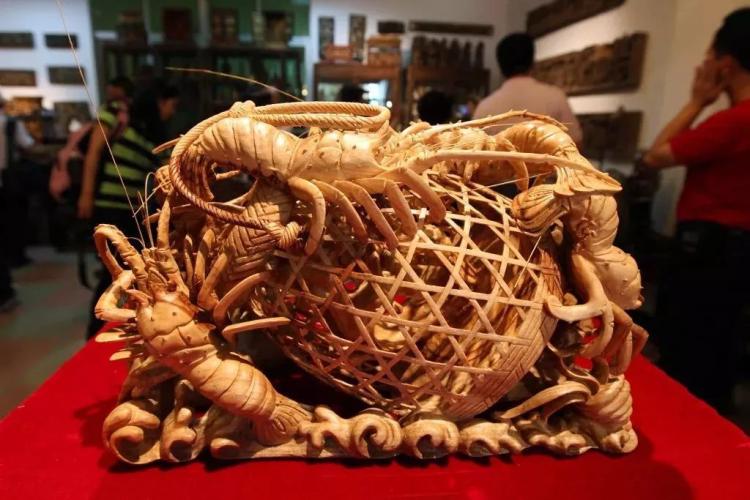 巨型龙虾蟹篓木雕,高达3米左右,路径分明的竹篓,张牙舞爪的80只螃蟹