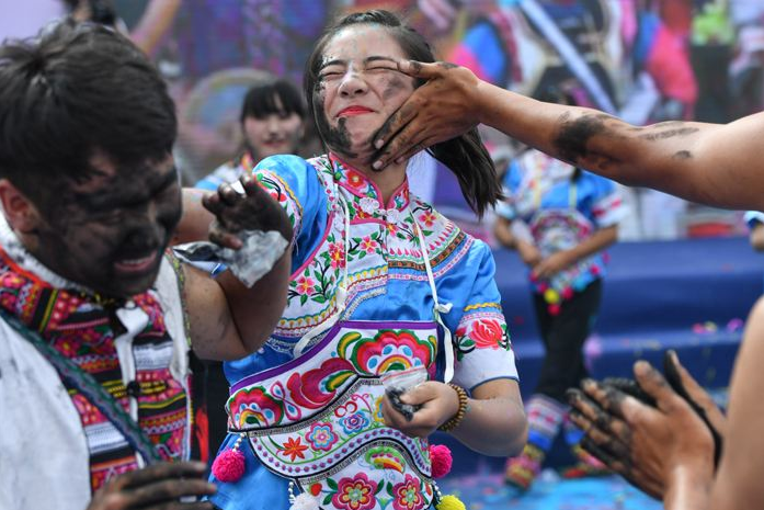 花脸节抹个花脸讨吉祥