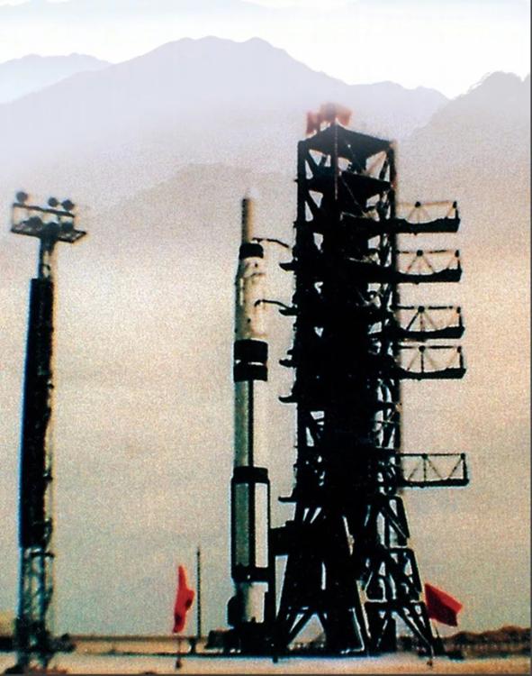 中国第一颗人造地球卫星能发射成功离不开他设计的固体火箭发动机