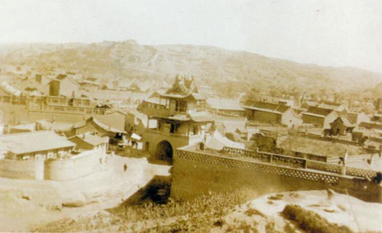 1935年的贺昌村田家沟一角,远处为山堡其实,在2001年的时候,柳林县