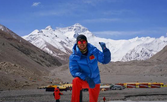 袁复栋在登山营地的留影