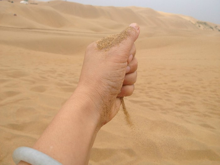手抓沙子的经典图片图片
