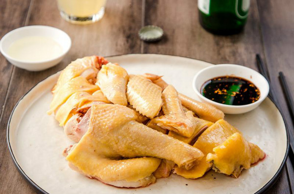 上海玫瑰园制作的老浦东鸡,汤重营养,肉有嚼劲